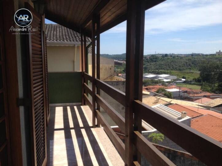 Casa à venda com 4 quartos, 250m² - Foto 2