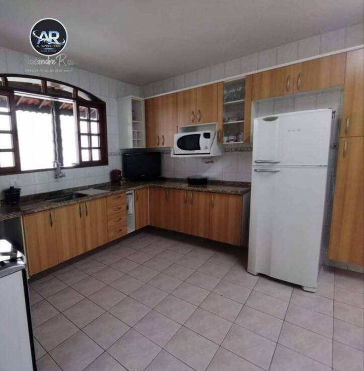 Casa à venda com 3 quartos, 450m² - Foto 4