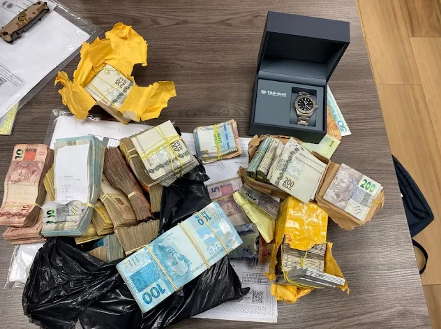 PF encontra dinheiro escondido sob sofá em empresa ligada a Washington Reis durante nova fase da Operação Anáfora